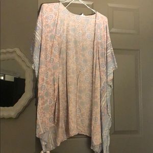 Short sleeved patterned kimono.